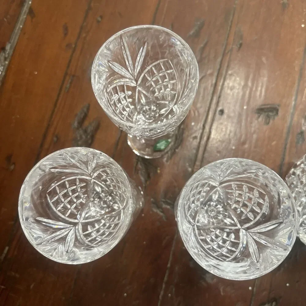 Shannon Crystal Designs of Ireland Lead Crystal Decanter/Stopper with 3 Glasses